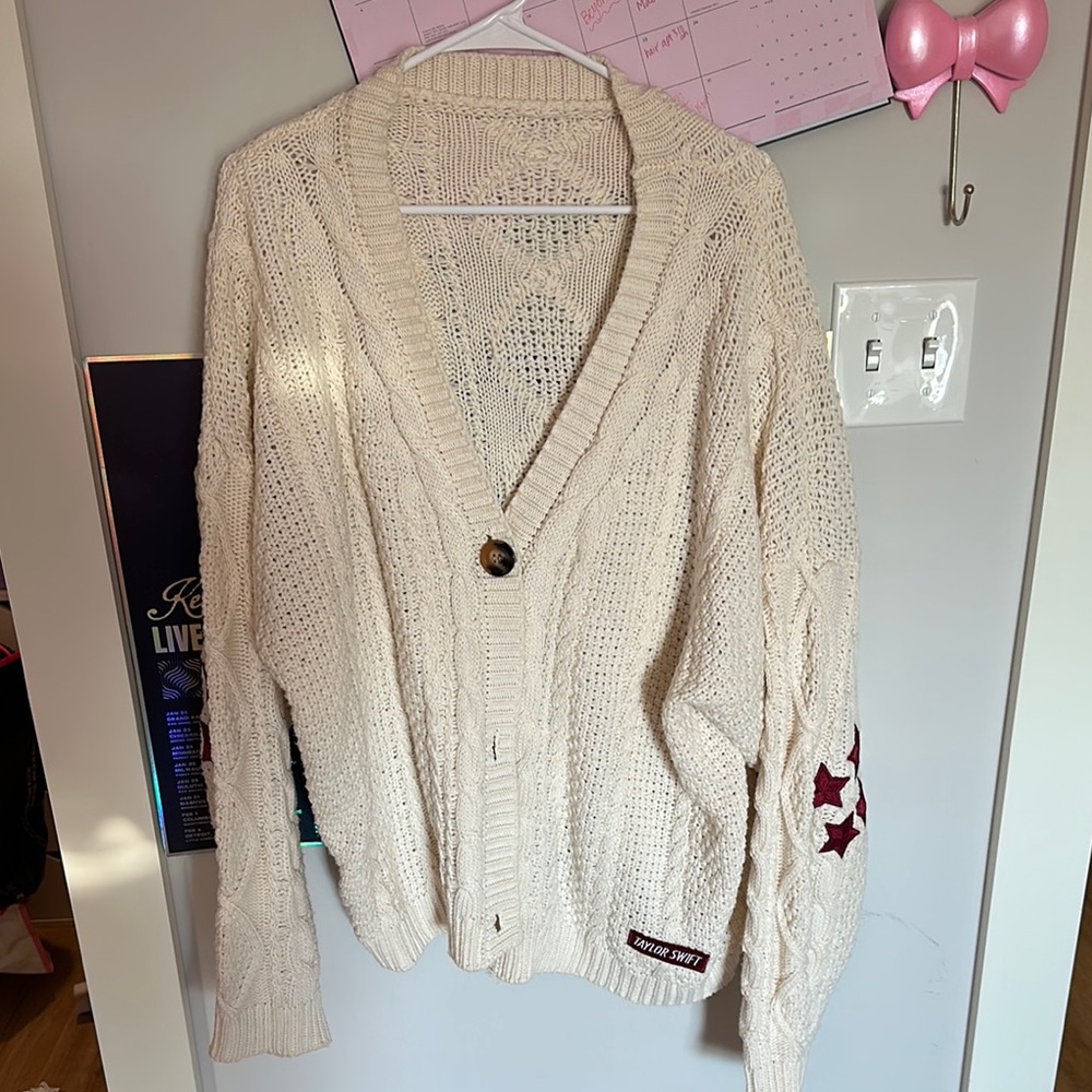 TAYLOR SWIFT red cardigan